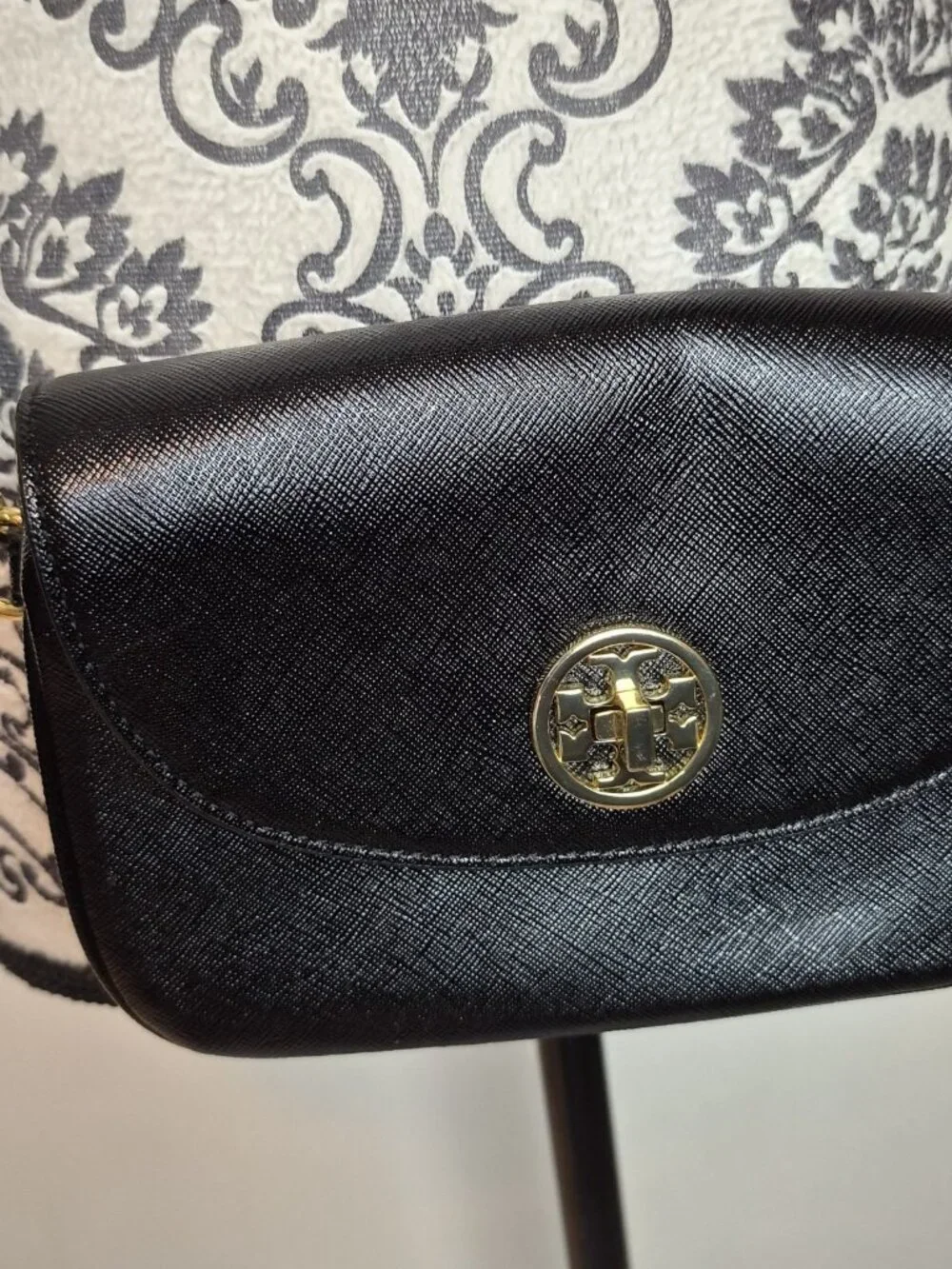 Tory Burch Robinson Round Black Saffiano Leather Crossbody Bag Gold Logo NWOT
